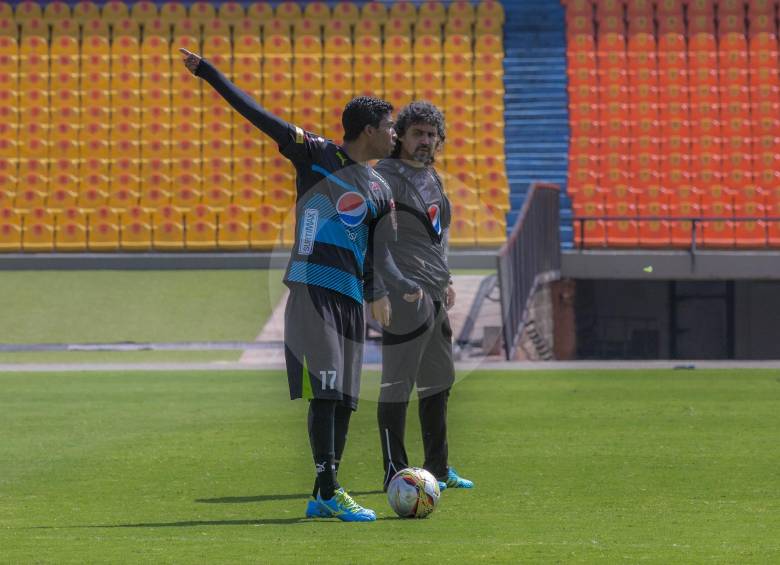 Christian Marrugo y Leonel Álvarez, capitán y técnico del DIM, buscan soluciones al momento del equipo. FOTO Juan a. Sánchez