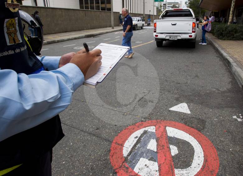 Al Municipio de Medellín le adeudan $278.000 millones por concepto de multas de tránsito vía comparendos manuales. En fotodetecciones la cifra alcanza los $277.000 millones. FOTO Jaime Pérez