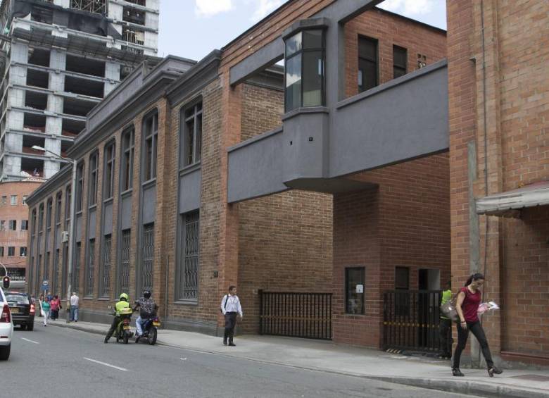 Estación de Policía La Candelaria en el centro de Medellín. Denuncian que allí, más de 20 reclusos están con paperas. FOTO Róbinson Sáenz 