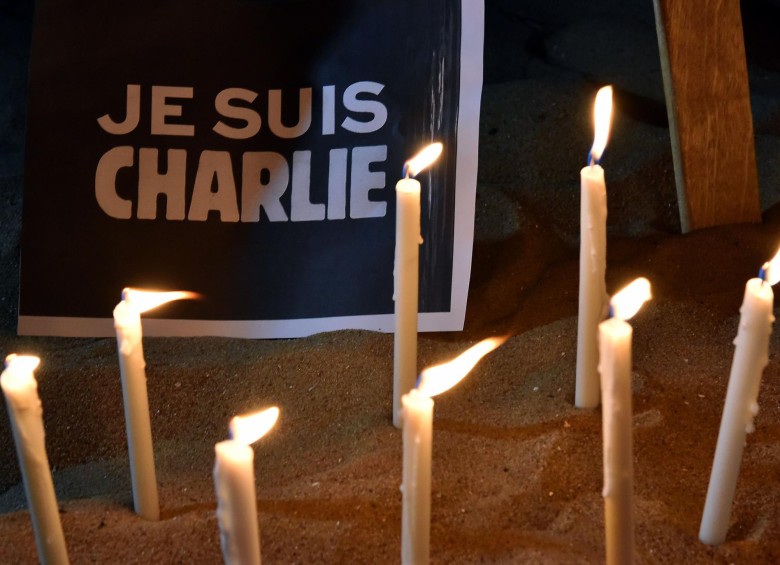 En el hecho del pasado miércoles murieron 12 personas. Este viernes otras cuatro tras un secuestro a un supermercado en París. FOTO AFP.
