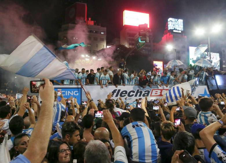 Racing celebró su título 18 en el fútbol argentino junto a miles de hinchas en el Obelisco. FOTOS REUTERS