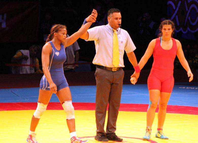 Jackie Rentería ganó el oro en los 63 kilos de la lucha en Juegos. Ingrid Valencia tuvo su dorado en el boxeo. FOTO CORTESÍA COC