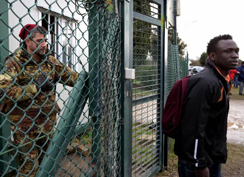Uno de los 535 migrantes que fueron expulsados del centro de Castelnuovo di Porto. Se trata del segundo espacio de acogida de refugiados más grande de Italia. Su cierre fue decretado por la norma contra la migración aprobada en diciembre. FOTO afp