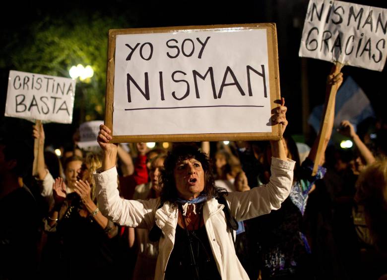 Un manifestante sostiene un cartel que dice en español “Soy Nisman” durante una protesta desencadenada por la muerte del fiscal especial Alberto Nisman, fuera de la casa de gobierno en la Plaza de Mayo en Buenos Aires, Argentina, el lunes, 19 de enero. FOTO AP