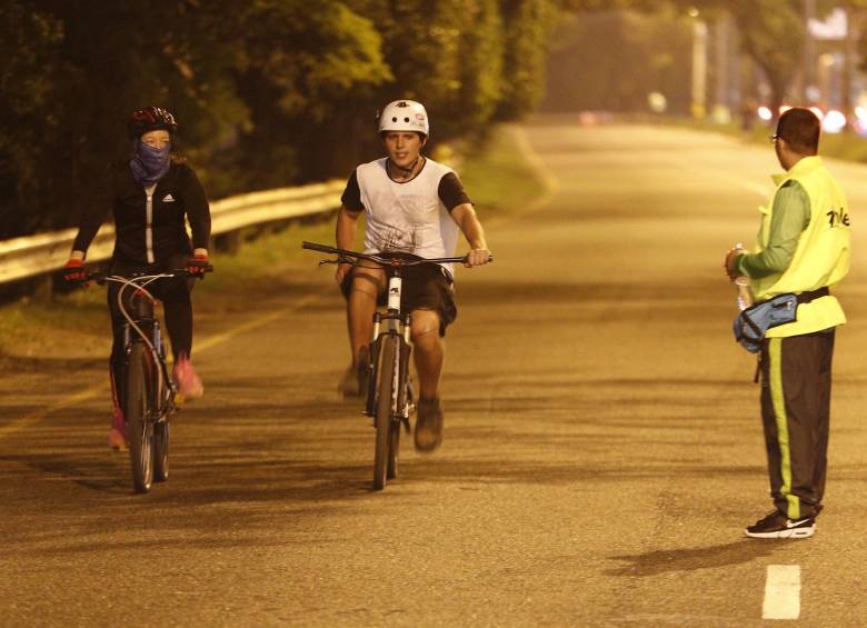 En la ciclovía nocturna, entre el puente de Barranquilla y La Aguacatala, hay 8.4 km. FotoS MANUEL SALDARRIAGA
