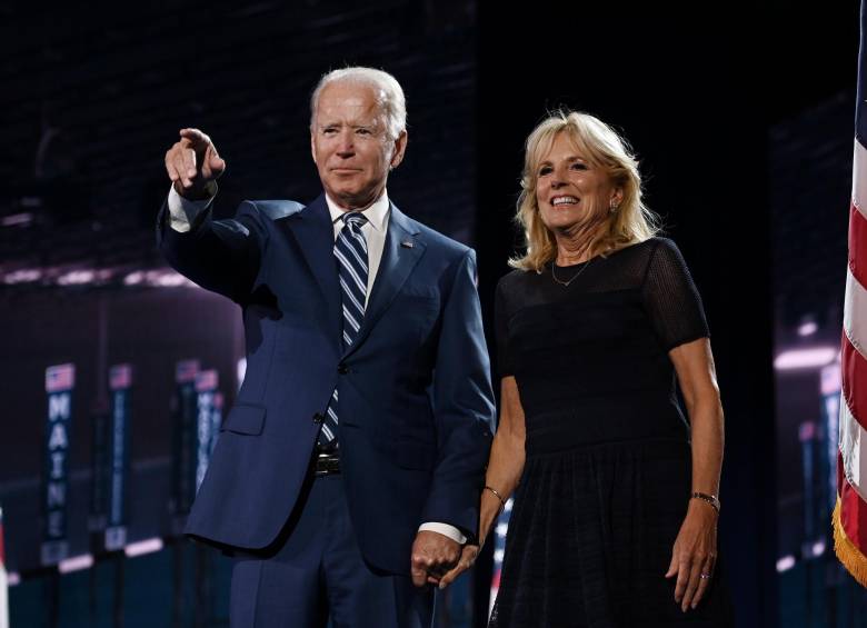Joe Biden en compañía de su esposa Jill en la convención demócrata. FOTO AFP