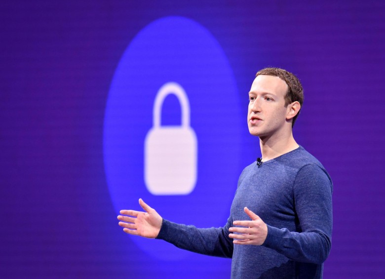 Zuckerberg planea unificar la operación de los sistemas de chat de Messenger, WhatsApp e Instagram. FOTO AFP