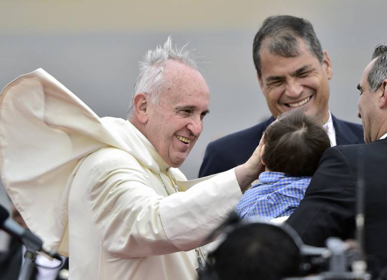 El presidente Rafael Correa recibió al Papa Francisco en el aeropuerto Mariscal Sucre a las 2:45 de la tarde. Hoy viajará a Guayaquil. FOTO AFp