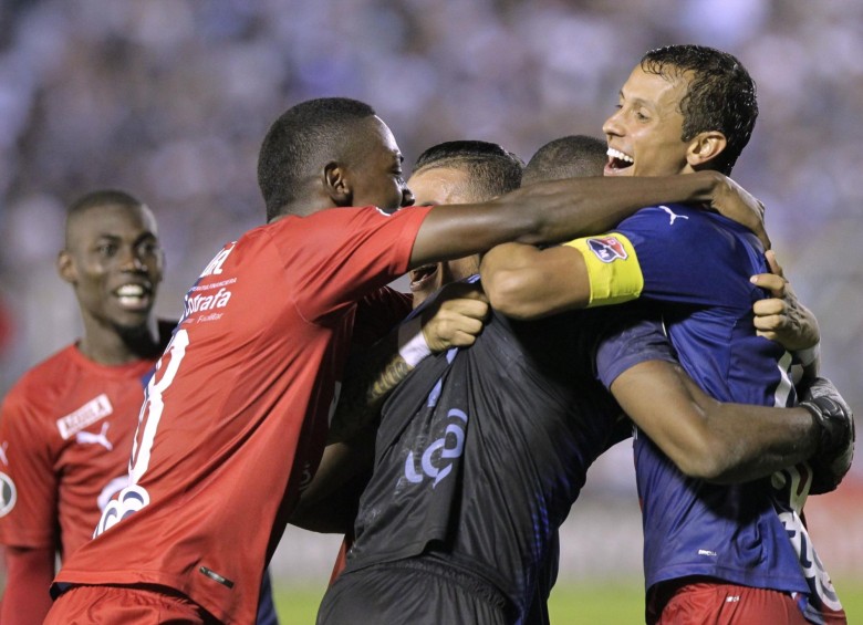 La alegría roja tras la clasificación a la fase de grupos de la Copa Libertadores. FOTO AFP