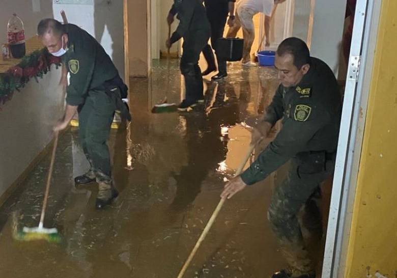Cerca del 80% del hospital de Betulia se inundó. La Policía Antioquia ayuda a su habilitación de nuevo. Foto: Twitter Policía. 