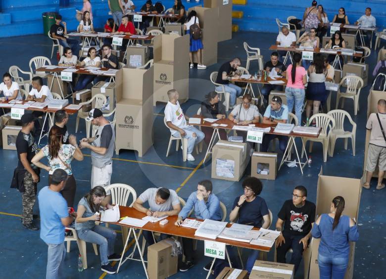 El liceo Francisco Restrepo Molina fue uno de los puntos de votación más concurridos en Envigado. FOTO Manuel saldarriaga