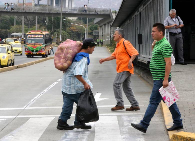 Llevar grandes mercados en metroplús no es posible. Sus vehículos solo transportan pasajeros. FOTO julio césar herrera