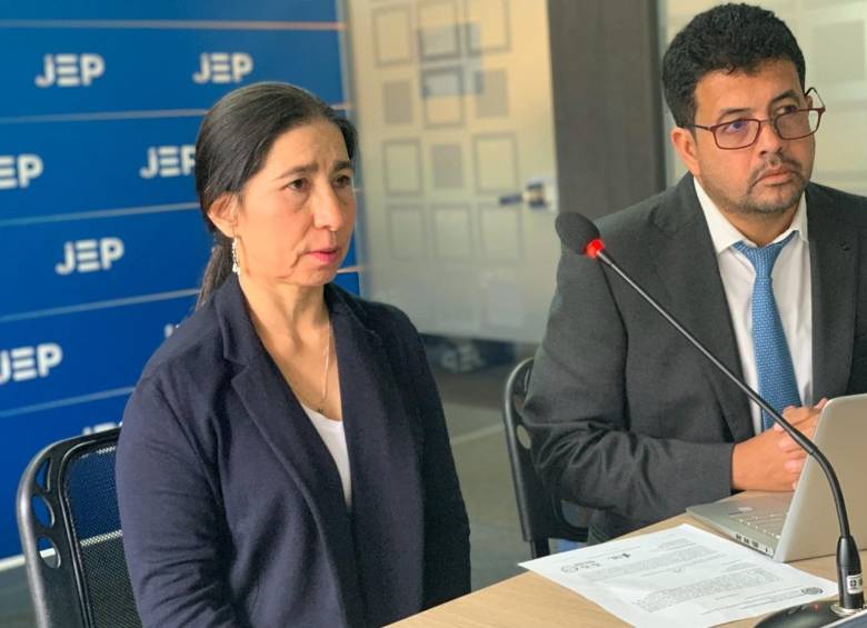 Omaira Cabrera, la excomandante guerrillera conocida como “Sonia”, compareció ante la JEP con su abogado Diego Martínez. FOTO: Cortesía JEP