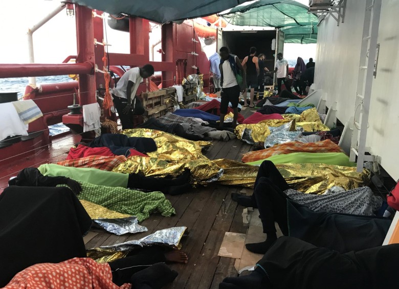 Migrantes rescatados duermen en el barco de rescate ‘Ocean Viking’. FOTO AFP