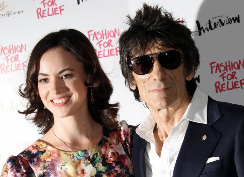 Sally Humphreys y Ronnie Wood fueron padres de gemelas este lunes. FOTO AP