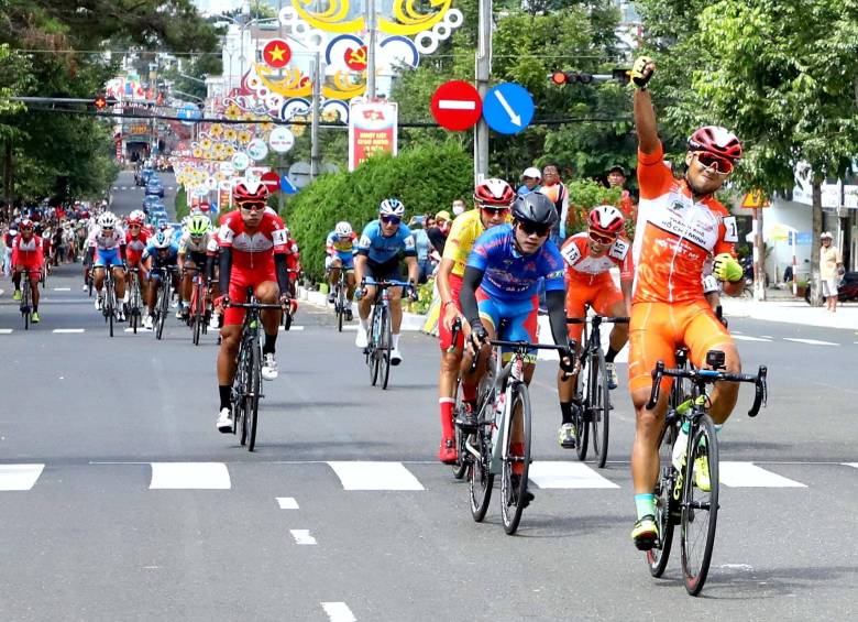 La Vuelta a Vietnam ha cobrado gran popularidad en ese país. La edición que terminó ayer fue la 32 y contó con la presencia de 12 equipos y 84 corredores.. FOTO FACEBOOK HTV Cup