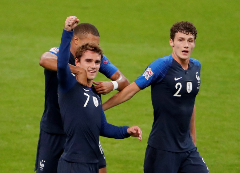 Antoine Griezmann festeja con sus compañeros. Francia ratifica su gran momento deportivo que le dio el Mundiail. FOTO Reuters
