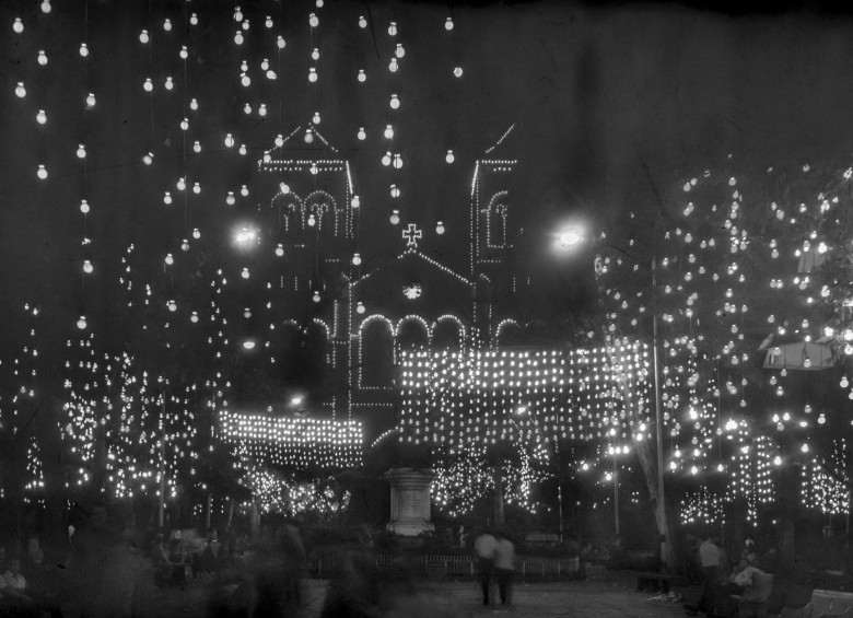 Alumbrado en el parque Bolívar de la cuidad de Medellín en el año 1976. Foto: Archivo El Colombiano