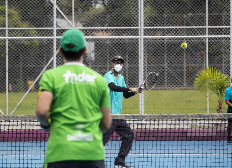 Los campos de tenis de campo y voleibol playa también fueron habilitadas para la práctica de estos deportes en U.D. de Belén.