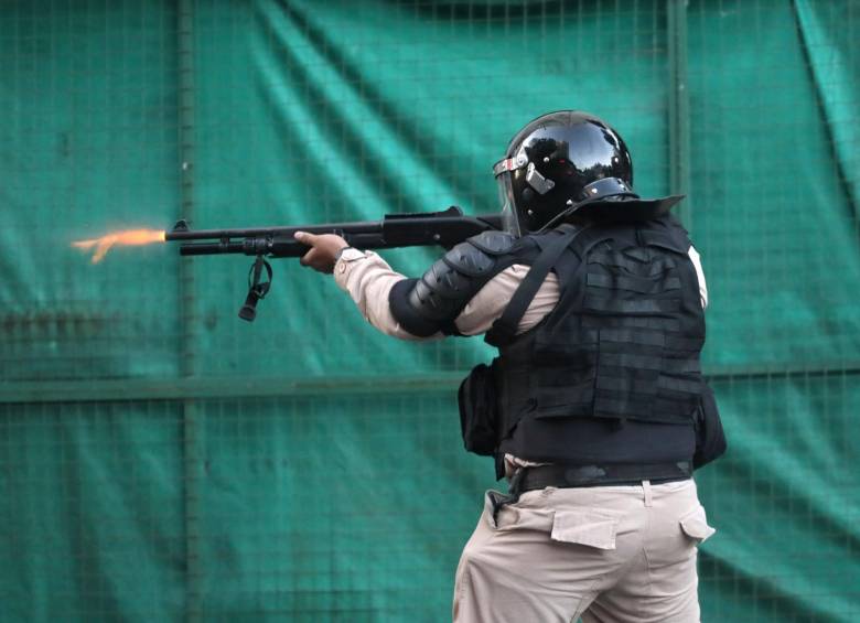 Con balas de goma la policía trató de disuadir la masa de aficionados. FOTO REUTERS