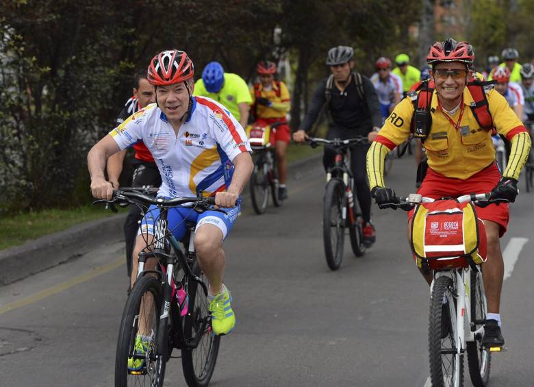 Luego de completar 10 kilómetros montado en su bicicleta el presidente Juan Manuel Santos dio inició a la Vuelta Colombia. FOTO Cortesía