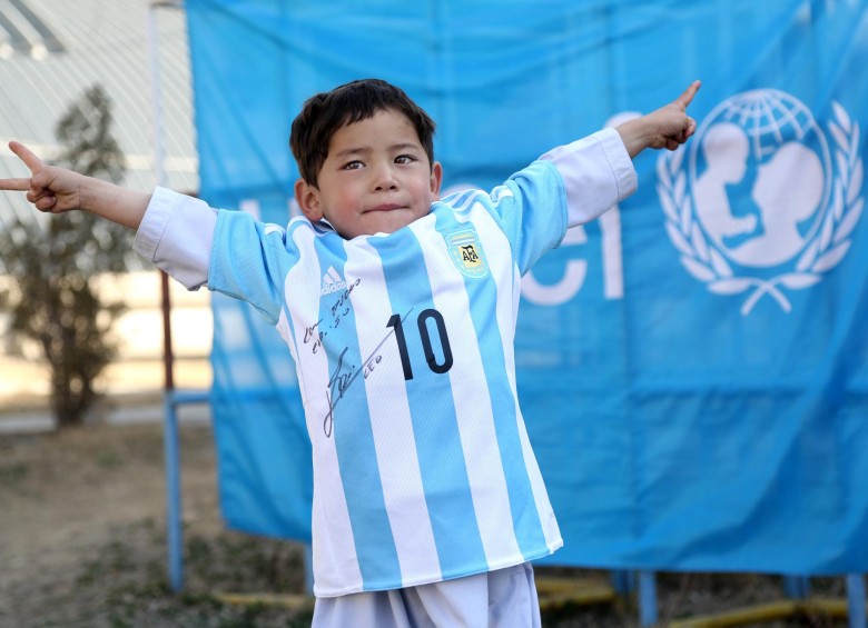 Messi regala su camiseta al niño afgano de la bolsa