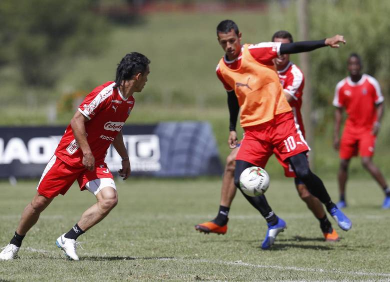 Diego Arias, el jugador con el palmarés más exitoso en la plantilla, y Andrés Ricaurte, el eje del equipo en 2018. Ambos llamados a fortalecer el mediocampo rojo. FOTO manuel saldarriaga