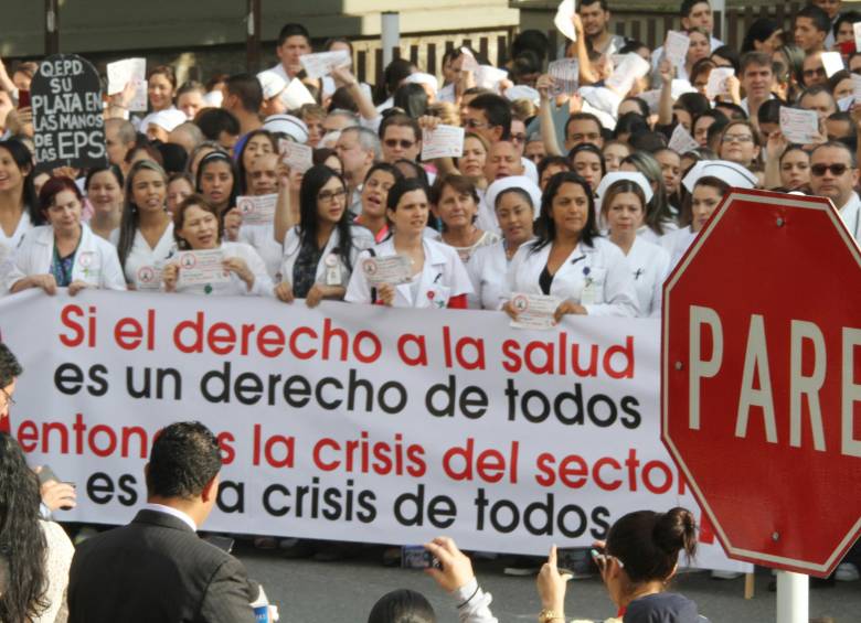 Personas del sector salud protestaron para pedir recursos y revisión del sistema. Voceros de hospitales dicen que anuncios de Minsalud son viejos. Contraloría advirtió hace años que EPS no tenían recursos para pagar, según asociación de hospitales. PÁg. 2 FOTO Róbinson Sáenz