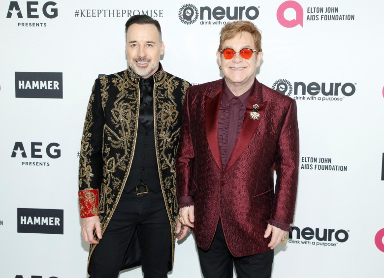 Elton John y su esposo David Furnish en la gala solidaria organizada para celebrar el cumpleaños número 70 del músico británico.