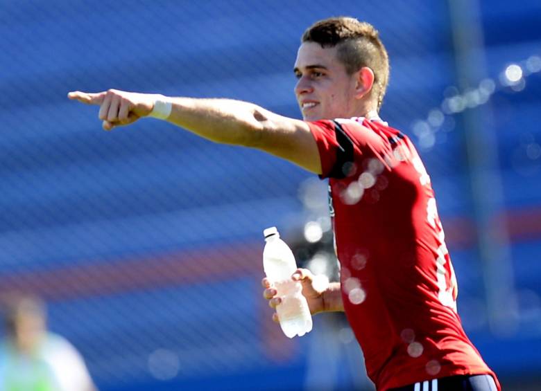 Un sorpresivo gol de taco a balón parado de Rafael Borré dejó tranquilo a Colombia. FOTO AFP.