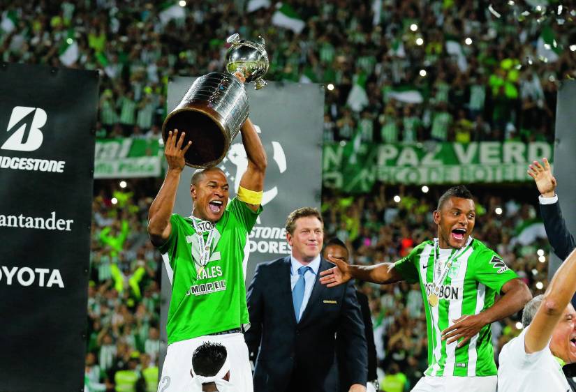 Y se levantó la Copa después de 27 años y por eso la felicidad del capitán Henríquez. Foto Juan A. Sánchez