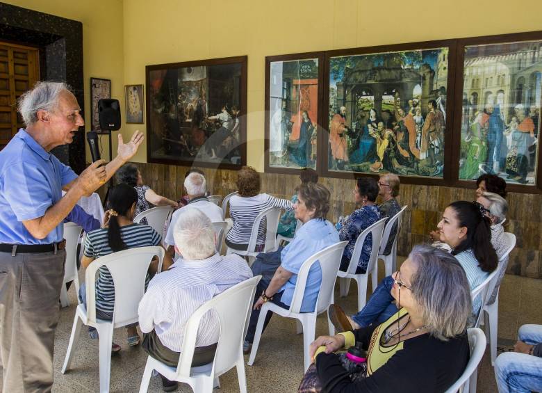 La exposición de rompecabezas del padre Julio Jaramillo (izquierda) está en la Parroquia de Santa Teresita. FOTO Jaime Pérez