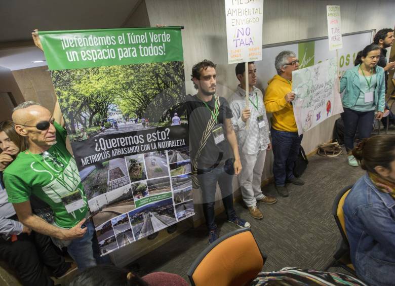 Dentro y fuera del recinto, los activistas desplegaron carteles alusivos a la salvaguarda de la naturaleza en el municipio de Envigado. FOTO Manuel Saldarriaga