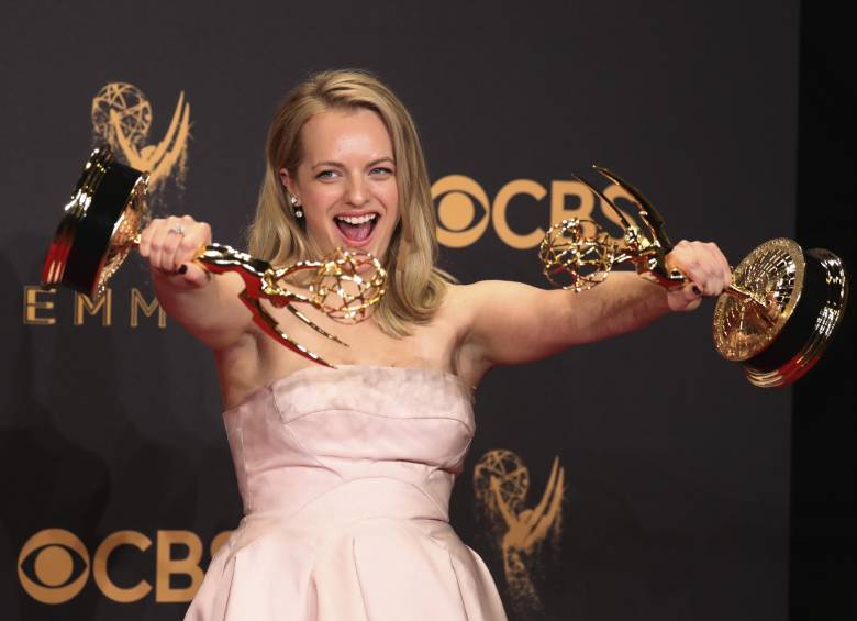 Elisabeth Moss ganó el premio a mejor actriz por su papel en The Handmaid’s Tale, que también ganó en la categoría a mejor serie dramática. FOTO REUTERS