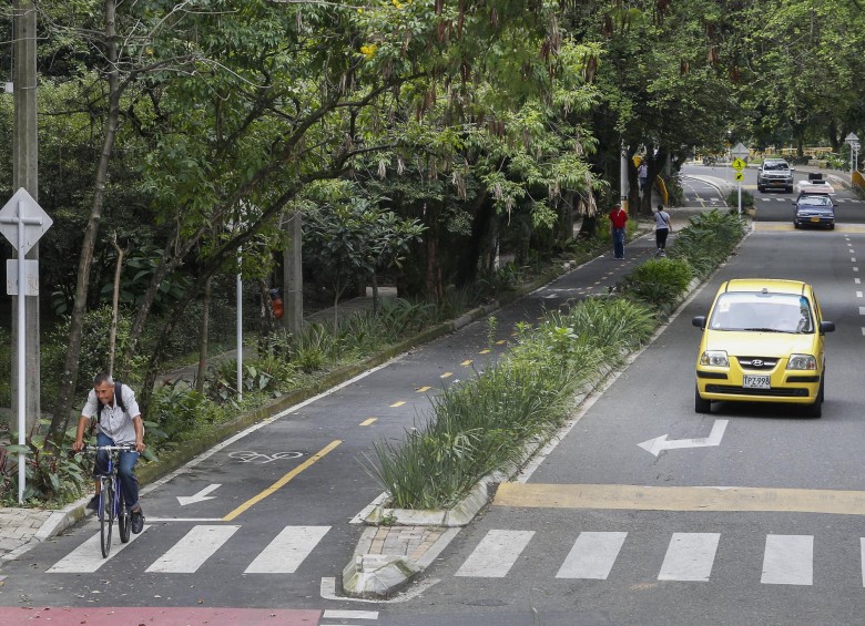 El corredor verde de La Picacha hace parte de los 30 caminos de este tipo construidos en los últimos años en Medellín. Los corredores verdes también abarcan los separadores viales como una forma de bajar temperatura y crear ecosistemas. FOTO manuel saldarriaga