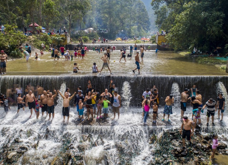 Numerosas familias aprovechan el primer puente del año para asistir a sitios rurales donde los ríos son la principal atracción natural y de paso preparar un buen sancocho. Foto: Juan David Úsuga