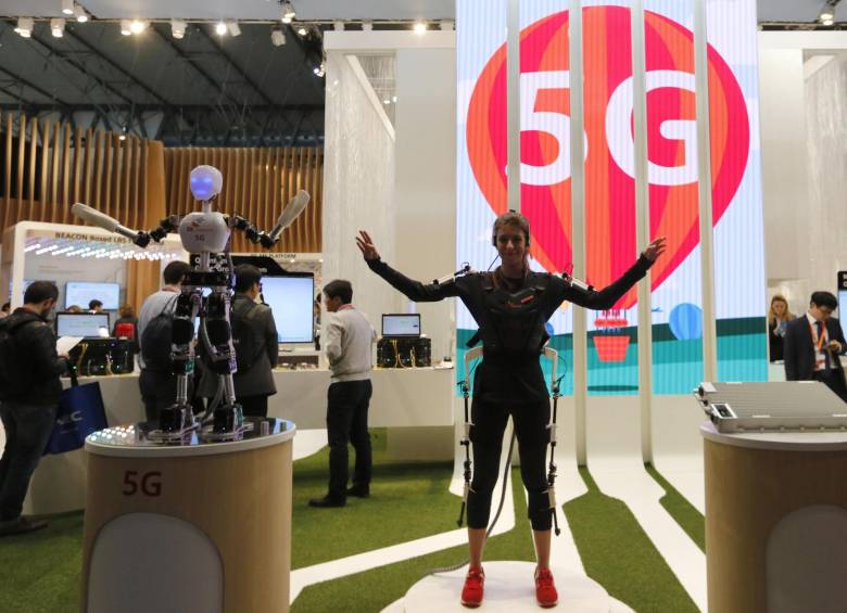 La expositora de SK telecom dirige los movimientos del robot utilizando 5G. FOTO Reuters