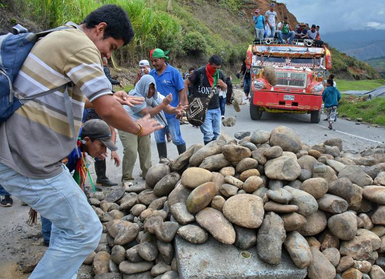 Según el CRIC, 25.000 indígenas de Cauca y Huila bloquean, desde el 11 de marzo, la vía Panamericana, que atraviesa el país de sur a norte. Se mantendrán hasta que vaya Duque FOTO colprensa