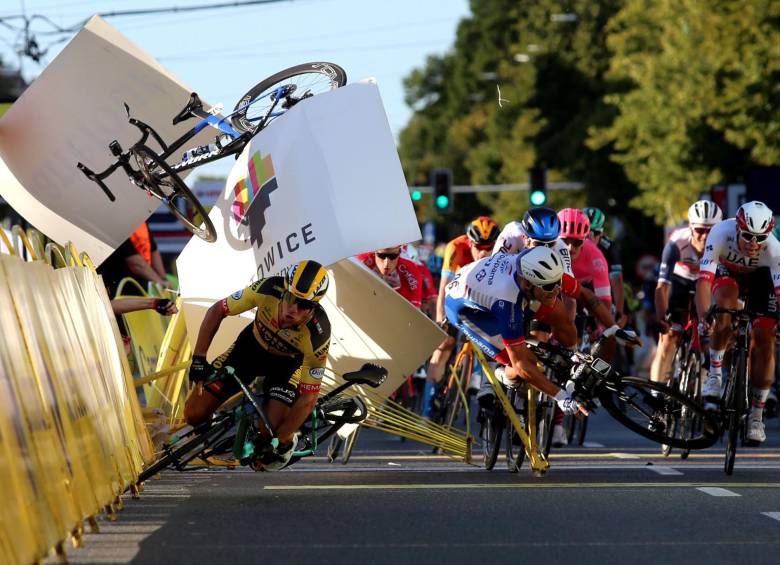Dylan Groenewegen -amarillo- se enfrenta a una dura sanción por parte de la UCI. Muestra arrepentimiento por lo sucedido. FOTO EFE
