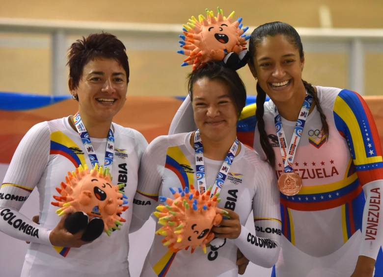Las colombianas Martha Bayona y Diana García ganaron medallas de oro y plata, respectivamente, en ciclismo de pista. FOTO EFE