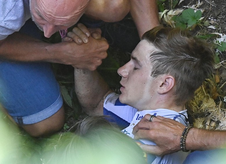 Momento en el que fue atendido el ciclista belga después de su dramático accidente. FOTO AFP