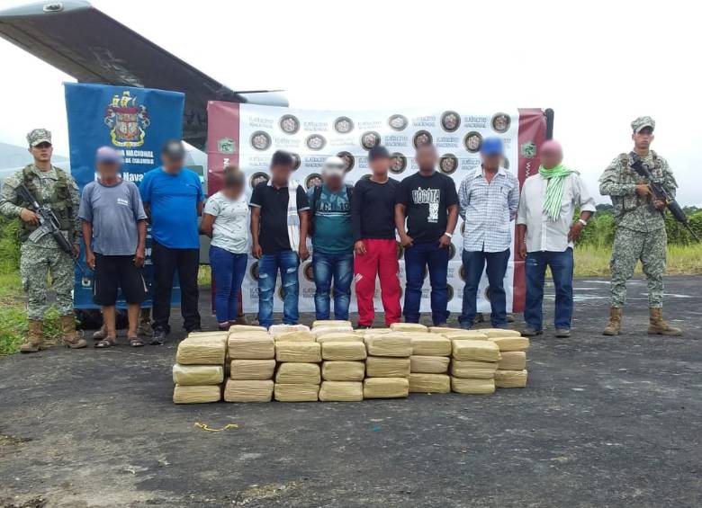 La marihuana tipo cripa y las nueve personas arrestadas en el corregimiento El Encanto, en Amazonas. FOTO: cortesía de la Armada Nacional.