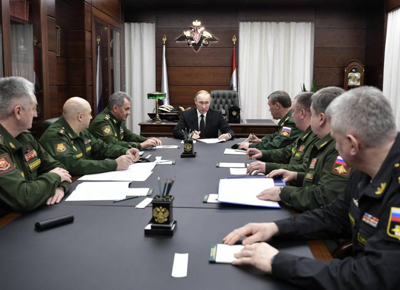 El presidente de Rusia, Vladimir Putin, con su gabinete de defensa en una reunión del jueves en la que anunció cambios. El anuncio principal fue la orden de fabricar misiles nucleares. FOTO ap 