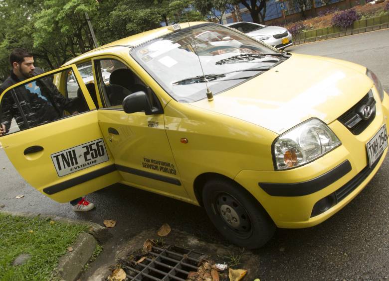 Un proyecto de ley que propone instalar cámaras de seguridad en los taxis fue presentado por el senador Bernardo Elías, en la Comisión Sexta de Senado. FOTO COLPRENSA