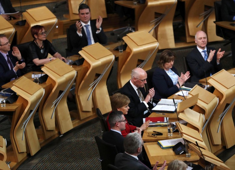 Legisladores escoceses celebraron el inicio del proceso para una nueva consulta independentista. FOTO AFP