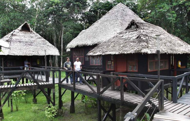 Hernán Vanegas - El Hotel Parque Nacional Natural Amacayacu es en forma de malocas, no tiene aire acondicionado sino ventiladores y la luz se apaga a las 10:00 p.m.