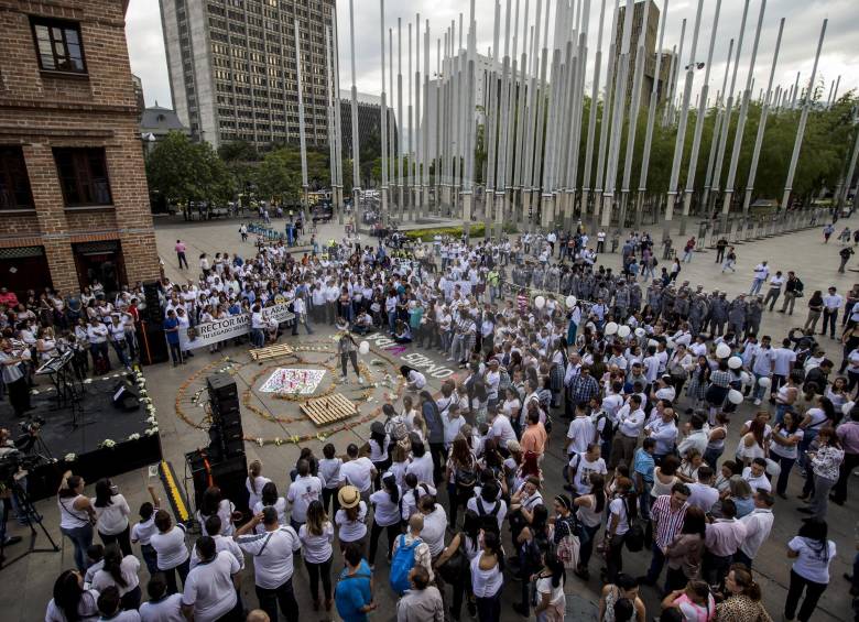 Los organizadores formaron un círculo o mandala con las flores y encendieron algunas velas en el homenaje. FOTO Jaime Pérez