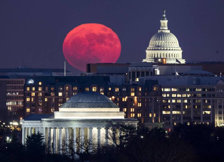 La Luna detrás del Capitolio de los Estados Unidos (arriba) y sobre una de las vías de Yangon, en Birmania. FOTOS Efe y AFP