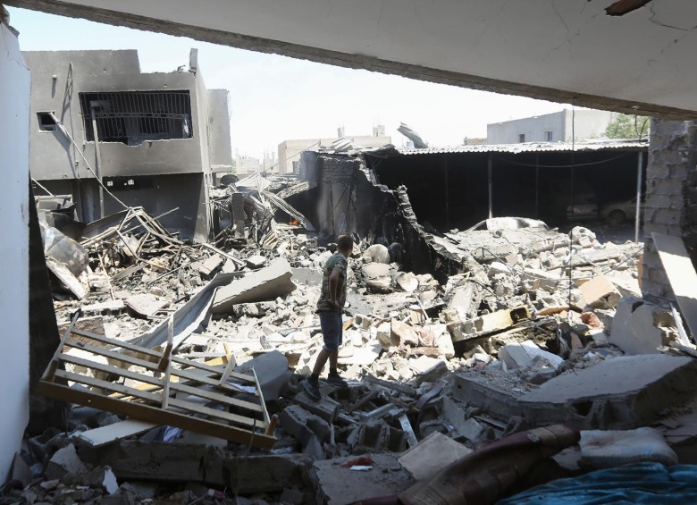 Un combatiente de las fuerzas del gobierno libio inspecciona las ruinas del centro de refugiados atacado el pasado martes, en el que murieron 53 personas. FOTO afp
