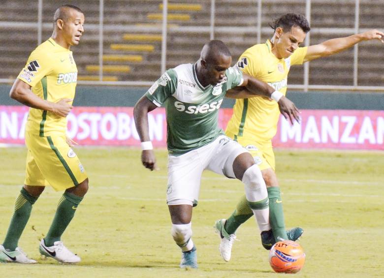 Diego Arias tampoco estuvo en su mejor noche. Aquí Kevin Balanta lo supera. 